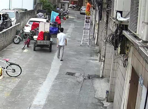 电工关某与同乡在盗剪路边电缆线。顺德公安供图。