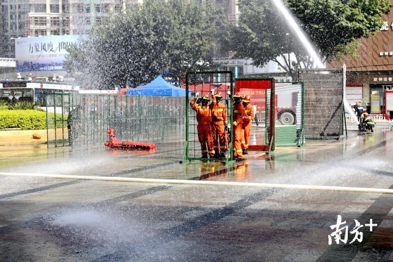 消防员演示综合救助战术。