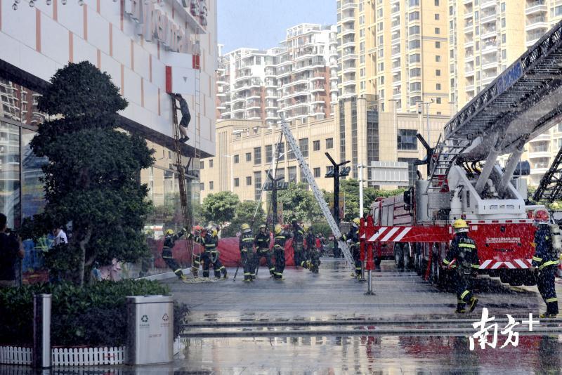 采用六米拉梯救援被困人员。