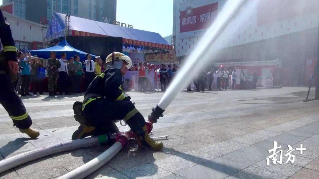 为控制火势蔓延，到场力量第一时间利用车载水炮、移动水炮从地面出水控制火势。
