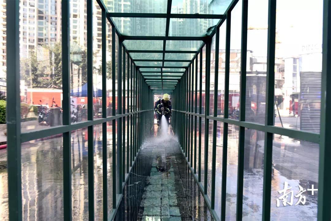 消防员演示纵深内攻灭火救援。