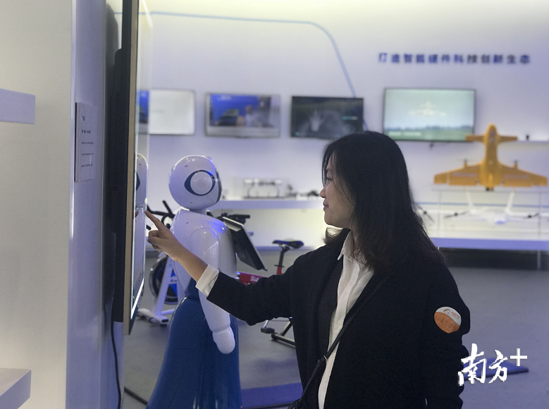 南海品牌企业代表被智能产品吸引。
