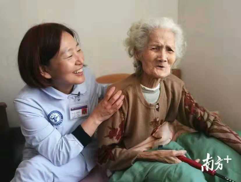 深圳市罗湖区黄贝岭医养融合养护中心里，医护者正在照顾老人。