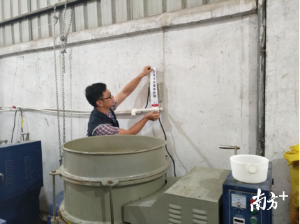 执法人员依法现场查封相关设备