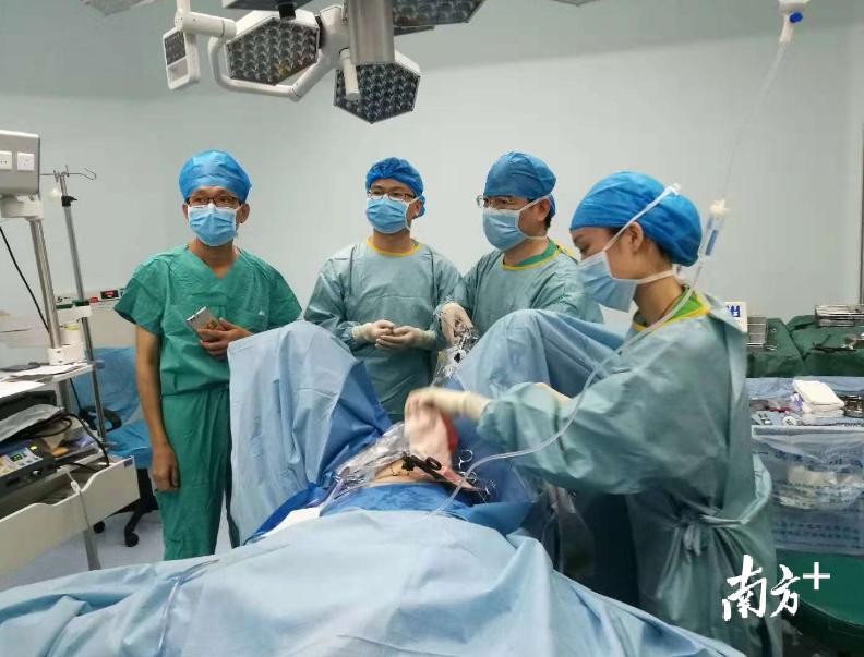 孙俊杰医生主刀手术取出磁球。