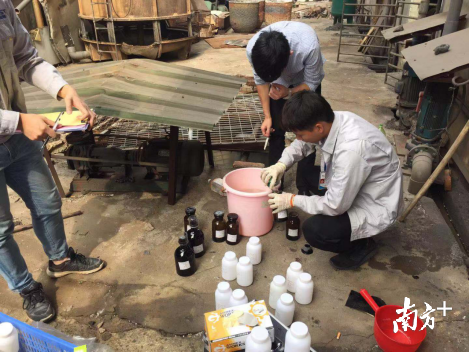 监测人员现场取样