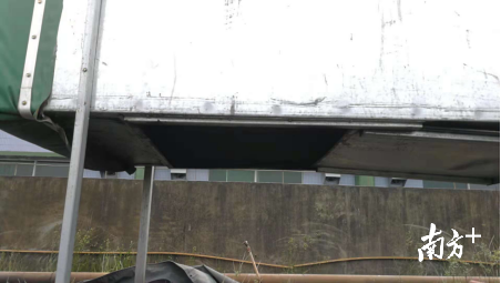 废气设施设置了活动挡板，部分废气未经完全处理直接排放