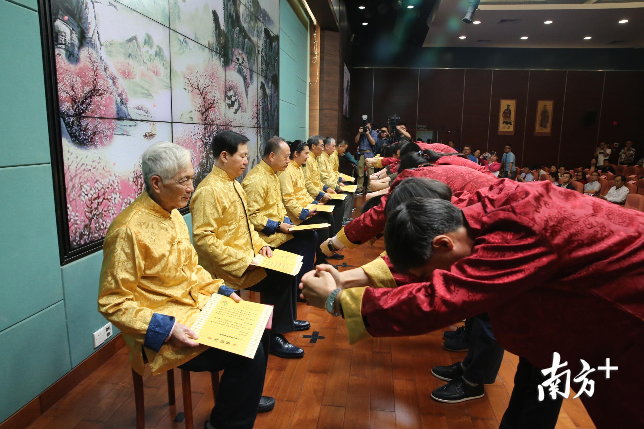 省中医院的数十名弟子向杏林寻宝专家们拜师 省中医院的数十名弟子向杏林寻宝专家们拜师