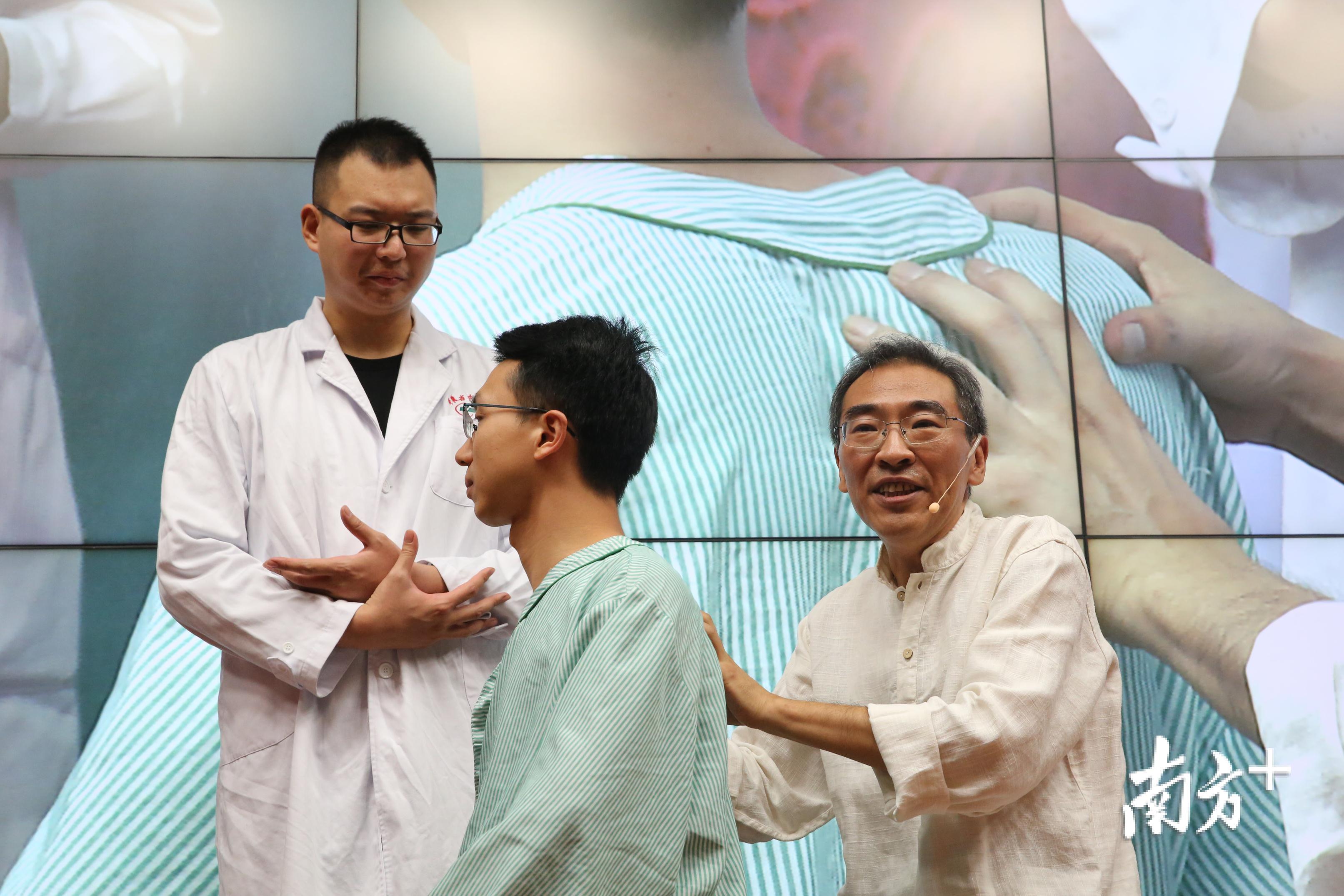 现场“献宝人”进行中医药特色技术演示 现场“献宝人”进行中医药特色技术演示