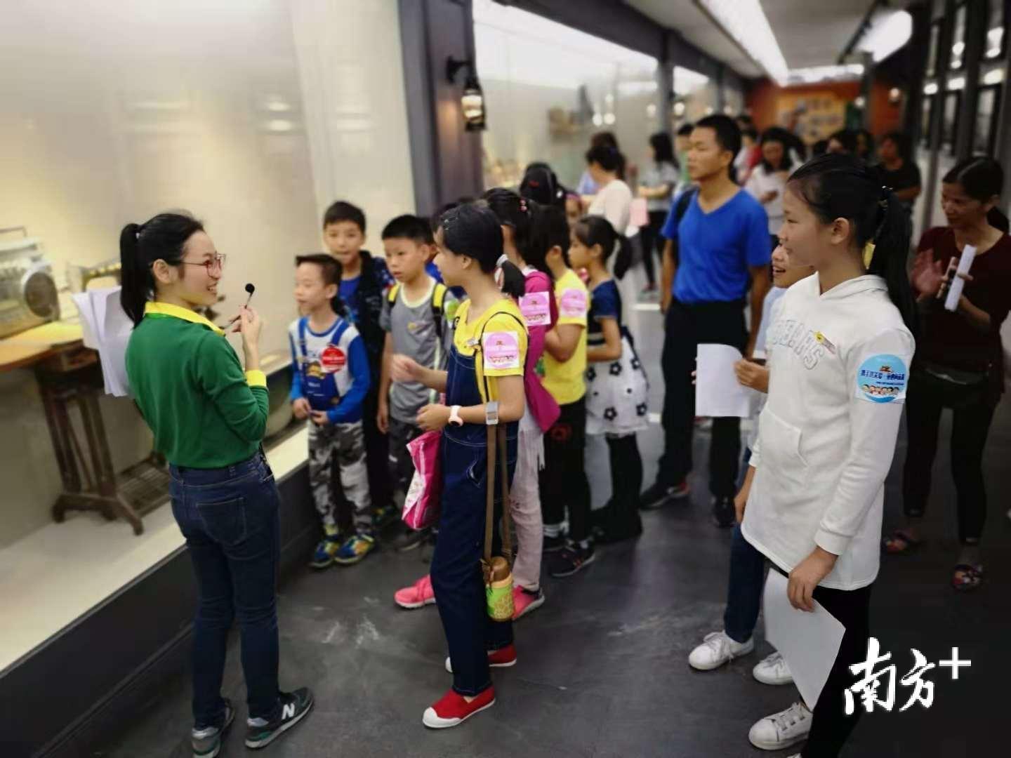 公益农贸市场小朋友做生意有模有样