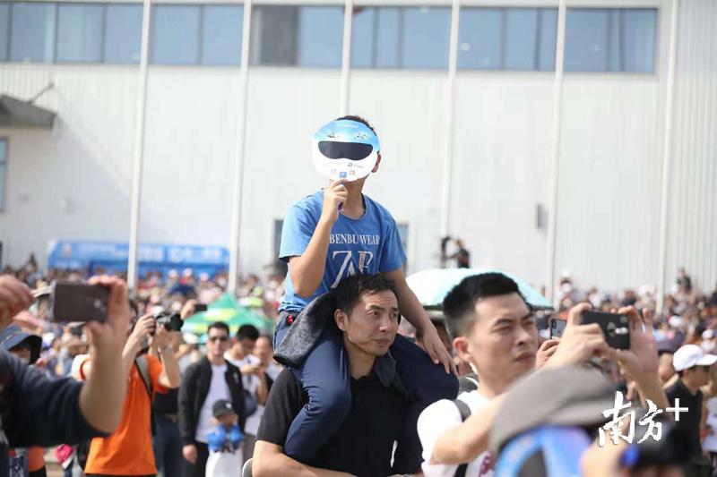 这个小观众骑到父亲肩上观看航展 关铭荣 摄
