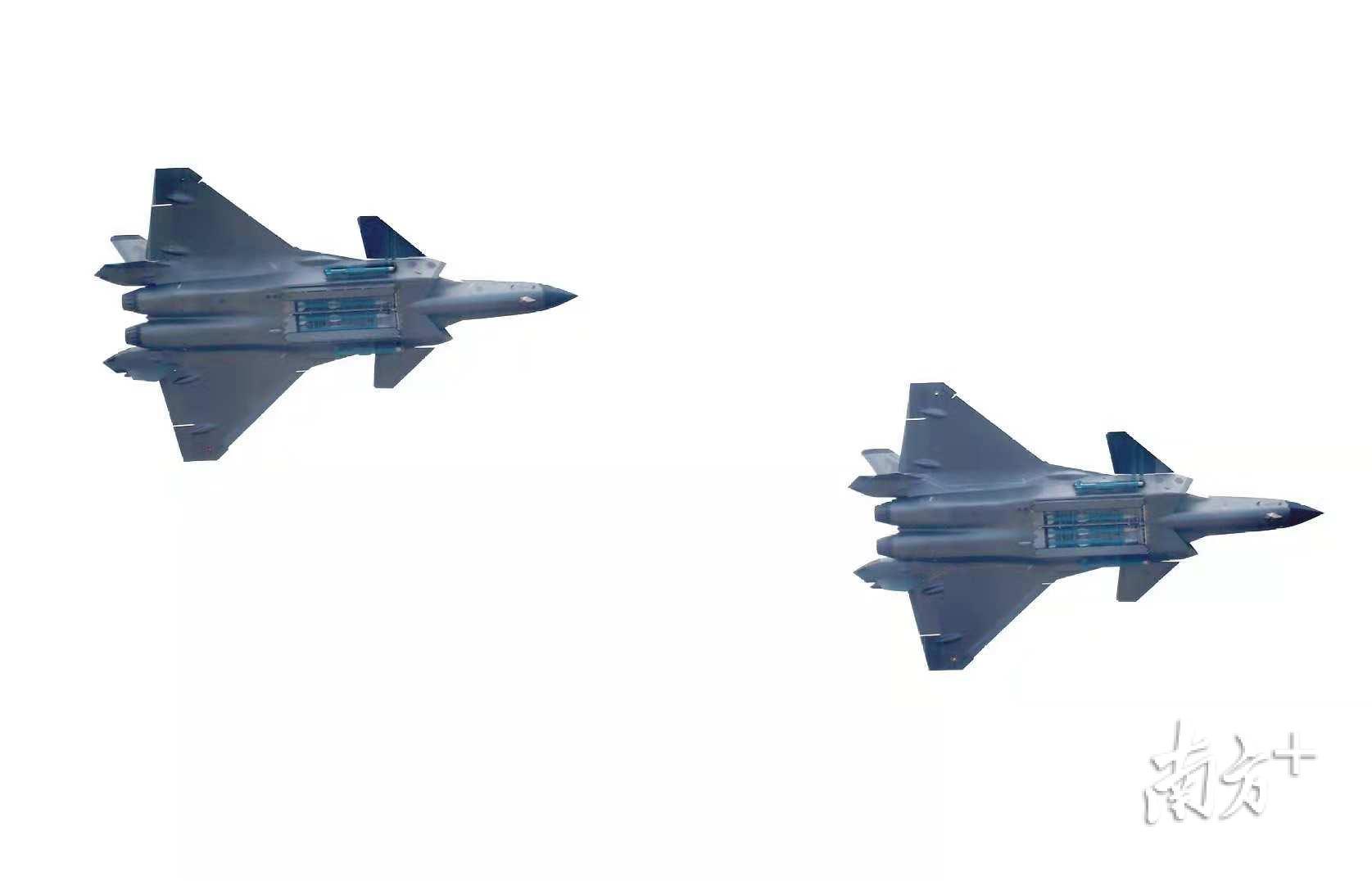 歼-20 打开弹仓 关铭荣 摄 歼-20 打开弹仓 关铭荣 摄