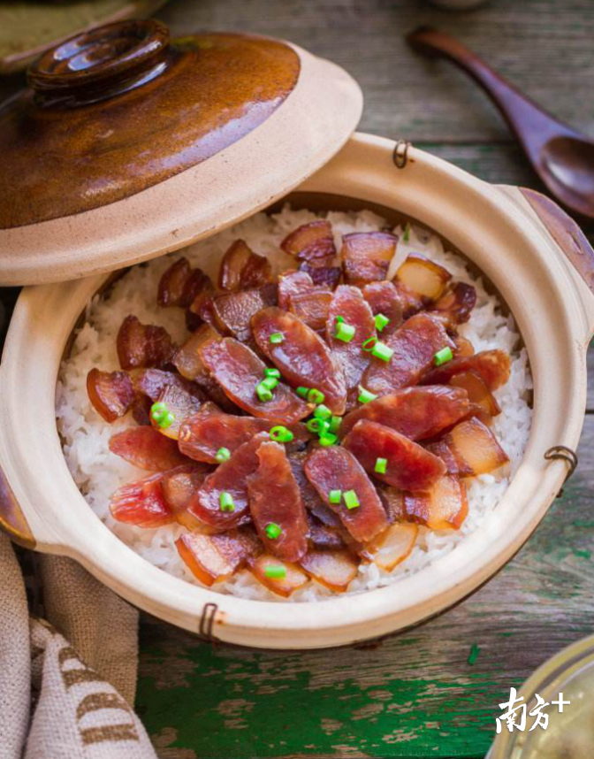 直击灵魂的广式腊味煲仔饭