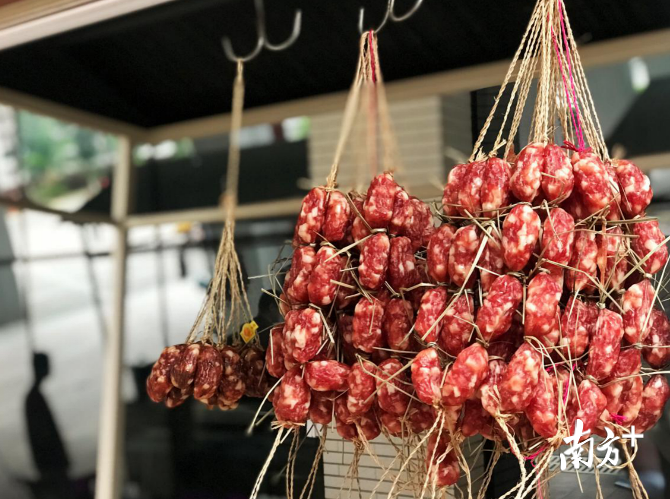 色泽广润、油花均匀的优秀腊肠 色泽广润、油花均匀的优秀腊肠