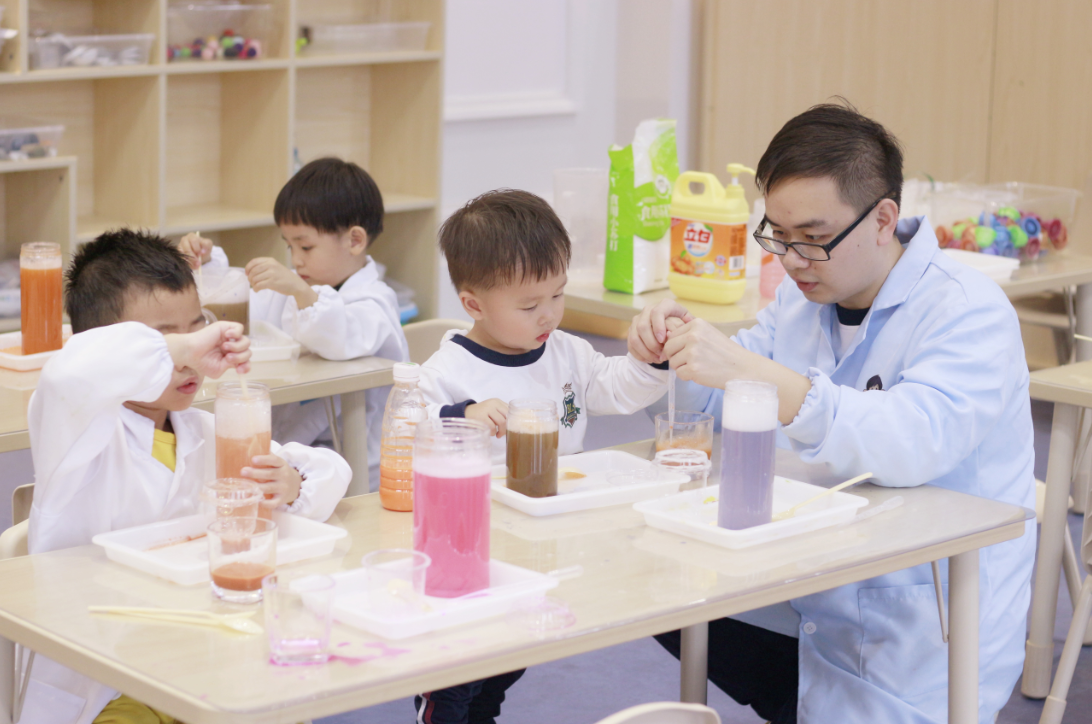 每个孩子都是小小探险家。