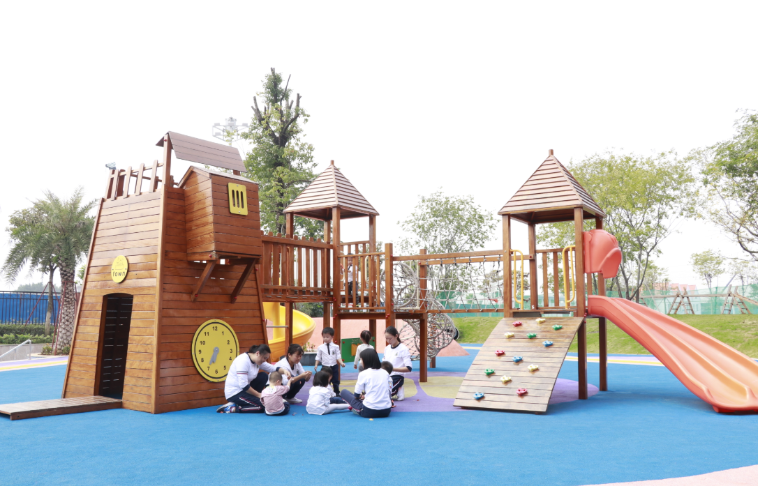 布鲁森国际幼儿园用园讯通安全防卫系统为孩子的安全保驾护航。