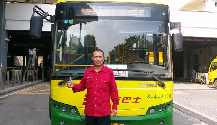 偷了手机想跑广州543路公交司机和乘客一起冲下车按住小偷