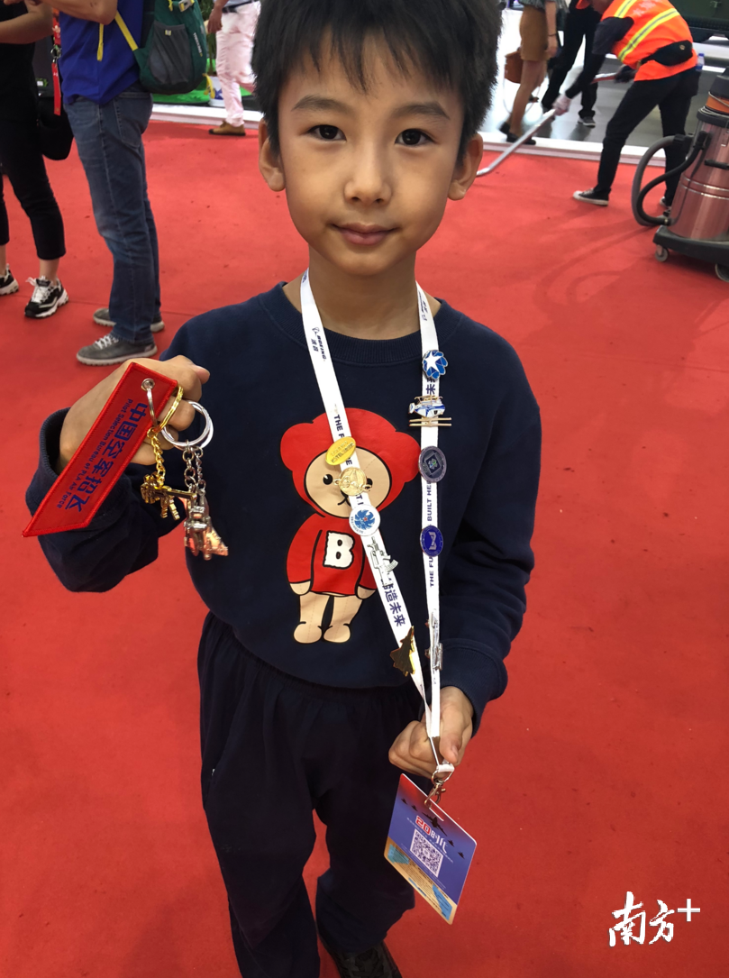 小朋友的胸牌卡带上挂满了形式各异的徽章