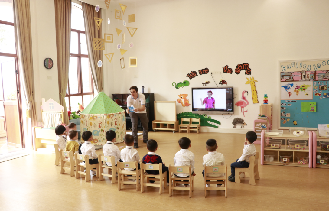 外教老师正在给孩子们上课。