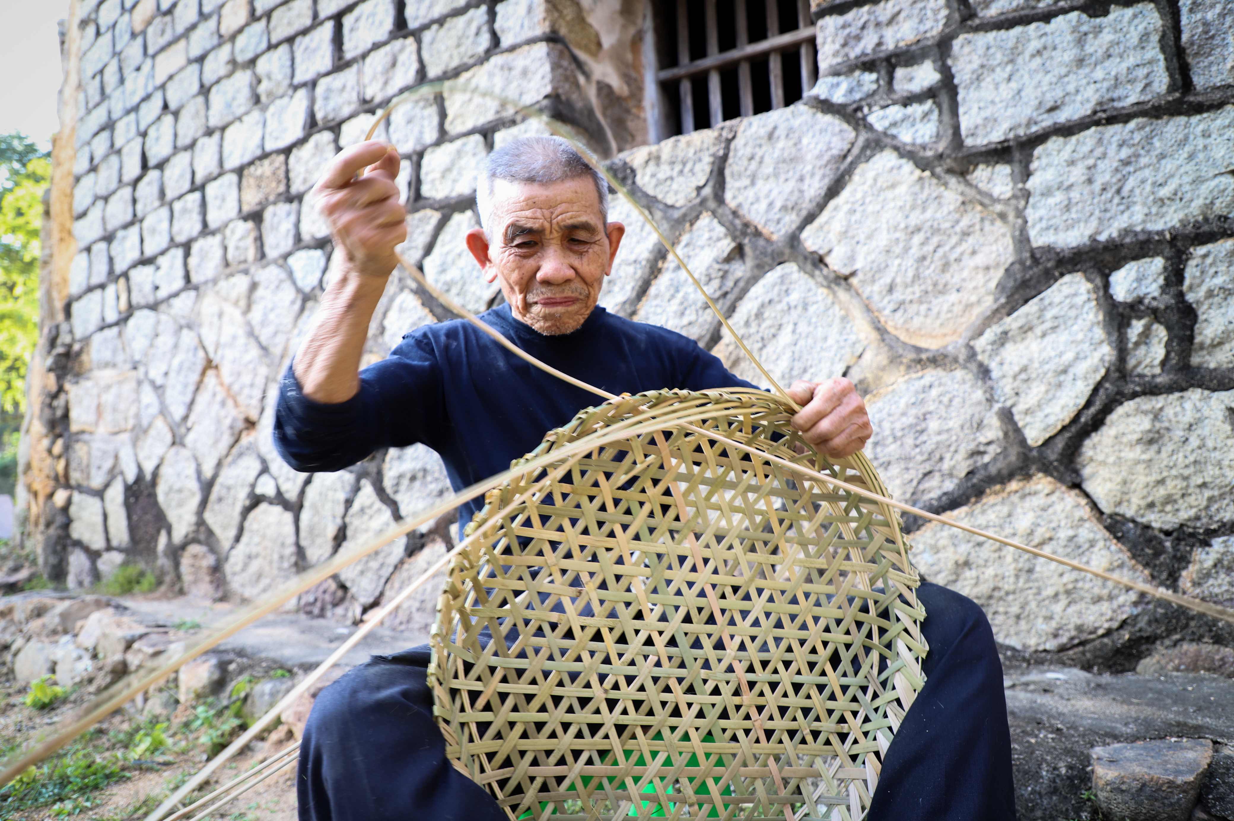 陈东旗老人正在编织竹器 陈东旗老人正在编织竹器
