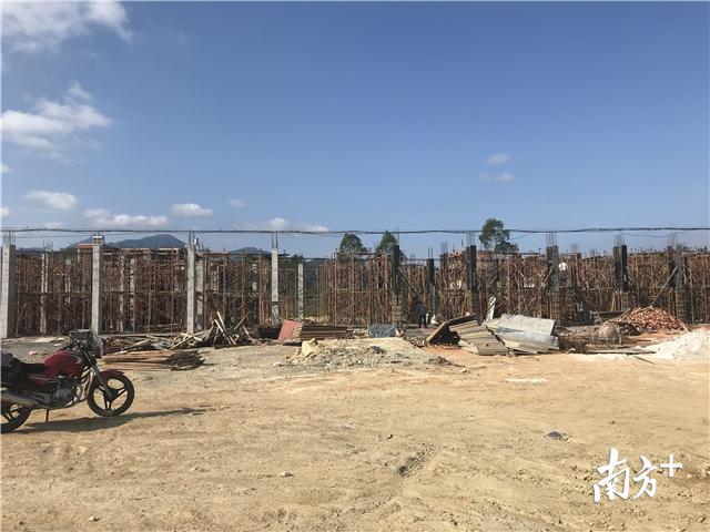 社岗下村正在建设的农产品一条街,或将带动当地村集体经济。袁小燕 摄 社岗下村正在建设的农产品一条街,或将带动当地村集体经济。袁小燕 摄