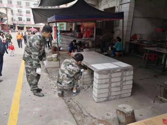 迳头整治街市环境,执法人员正在拆除违规石桌。 迳头整治街市环境,执法人员正在拆除违规石桌。