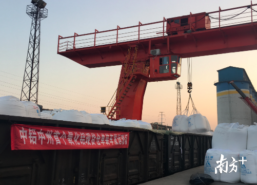 2000吨氧化铝现货自河南省焦作市顺利装车发运