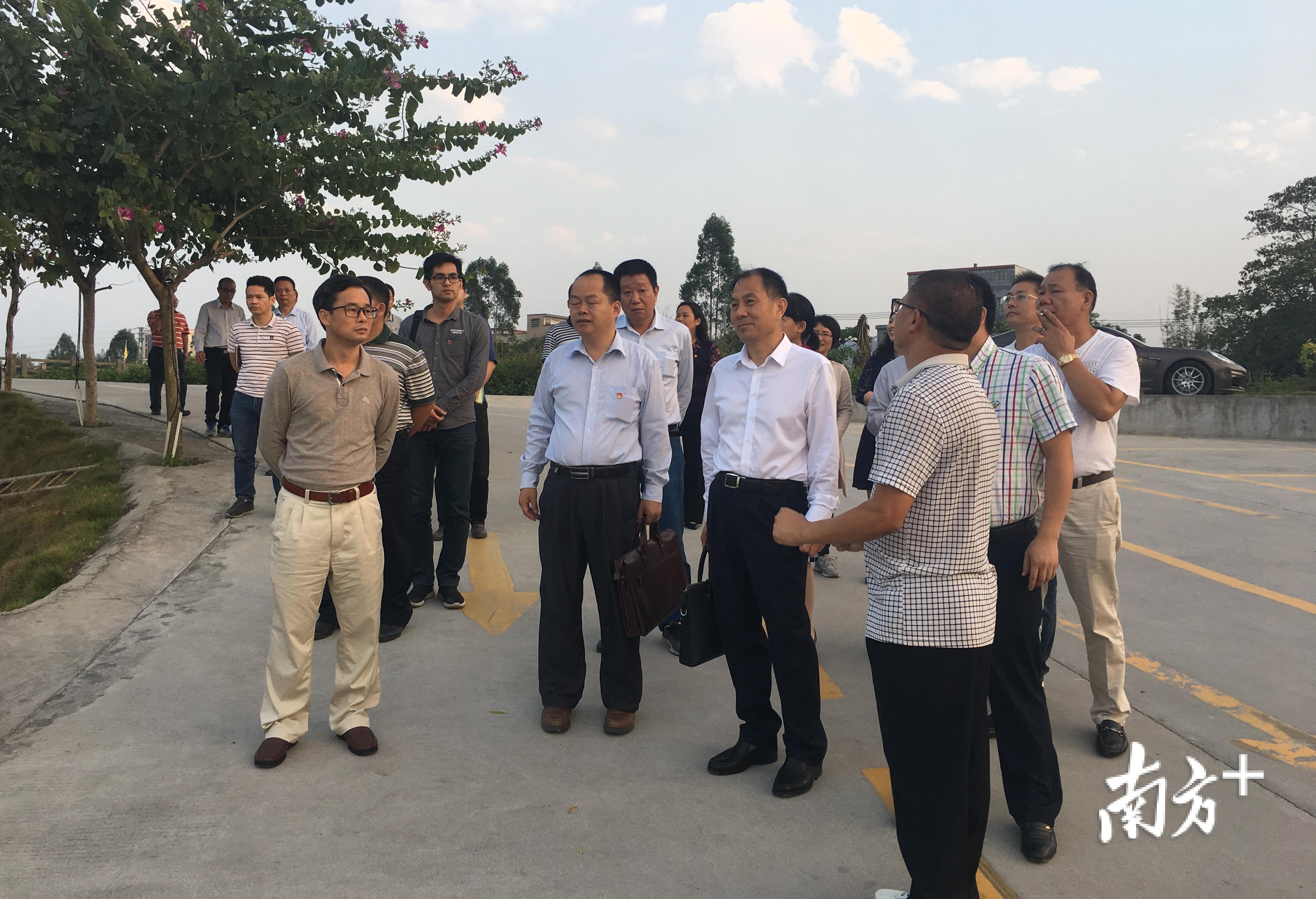 广东·佛冈“濂溪公园”将落户汤塘陂角村,佛冈党风廉政建设调研组实地考察。程浩 摄 广东·佛冈“濂溪公园”将落户汤塘陂角村,佛冈党风廉政建设调研组实地考察。程浩 摄