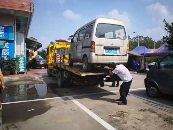 迳头大力整治街市环境,清理街面“僵尸车” 迳头大力整治街市环境,清理街面“僵尸车”