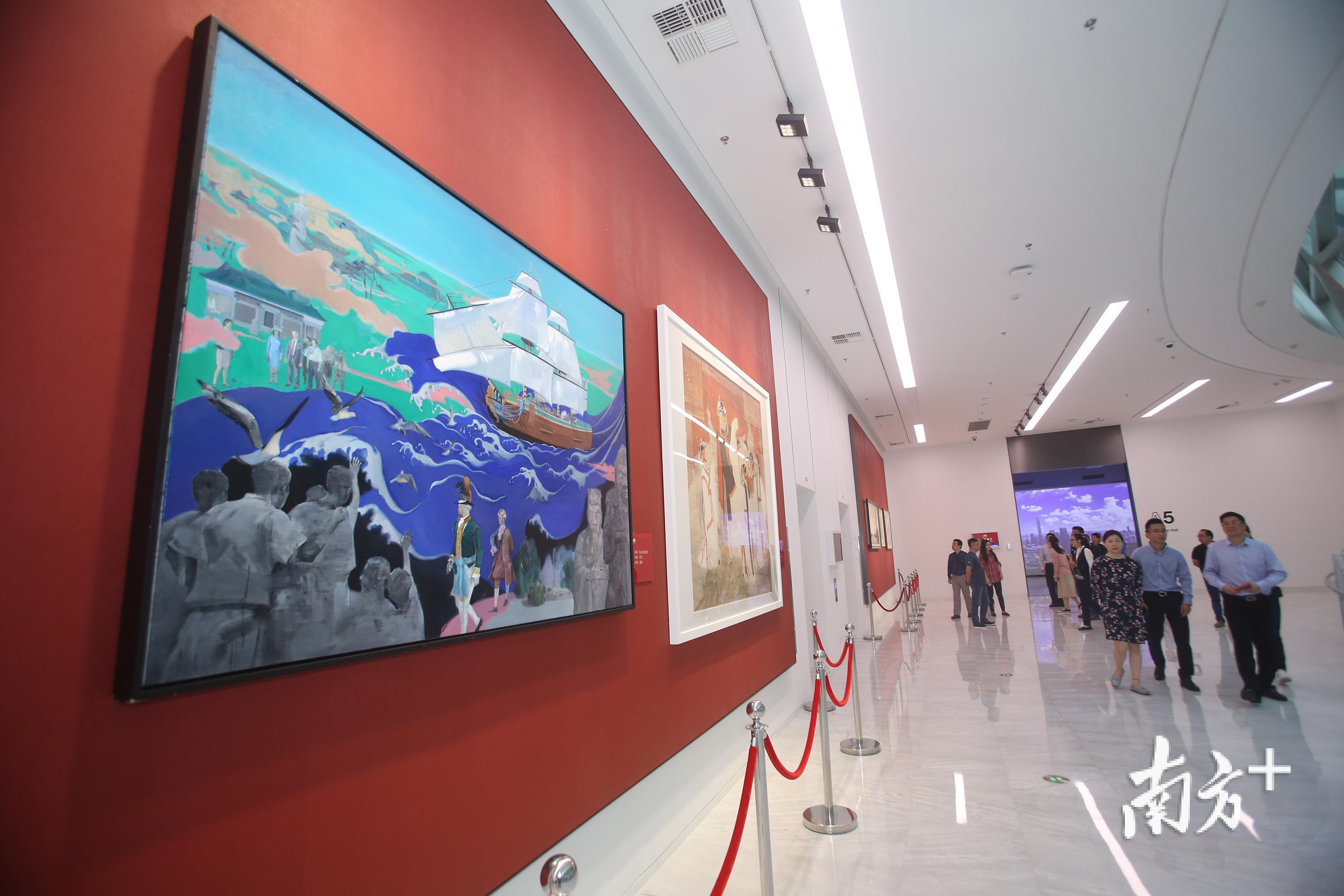 观众正在参观艺术作品。 观众正在参观艺术作品。