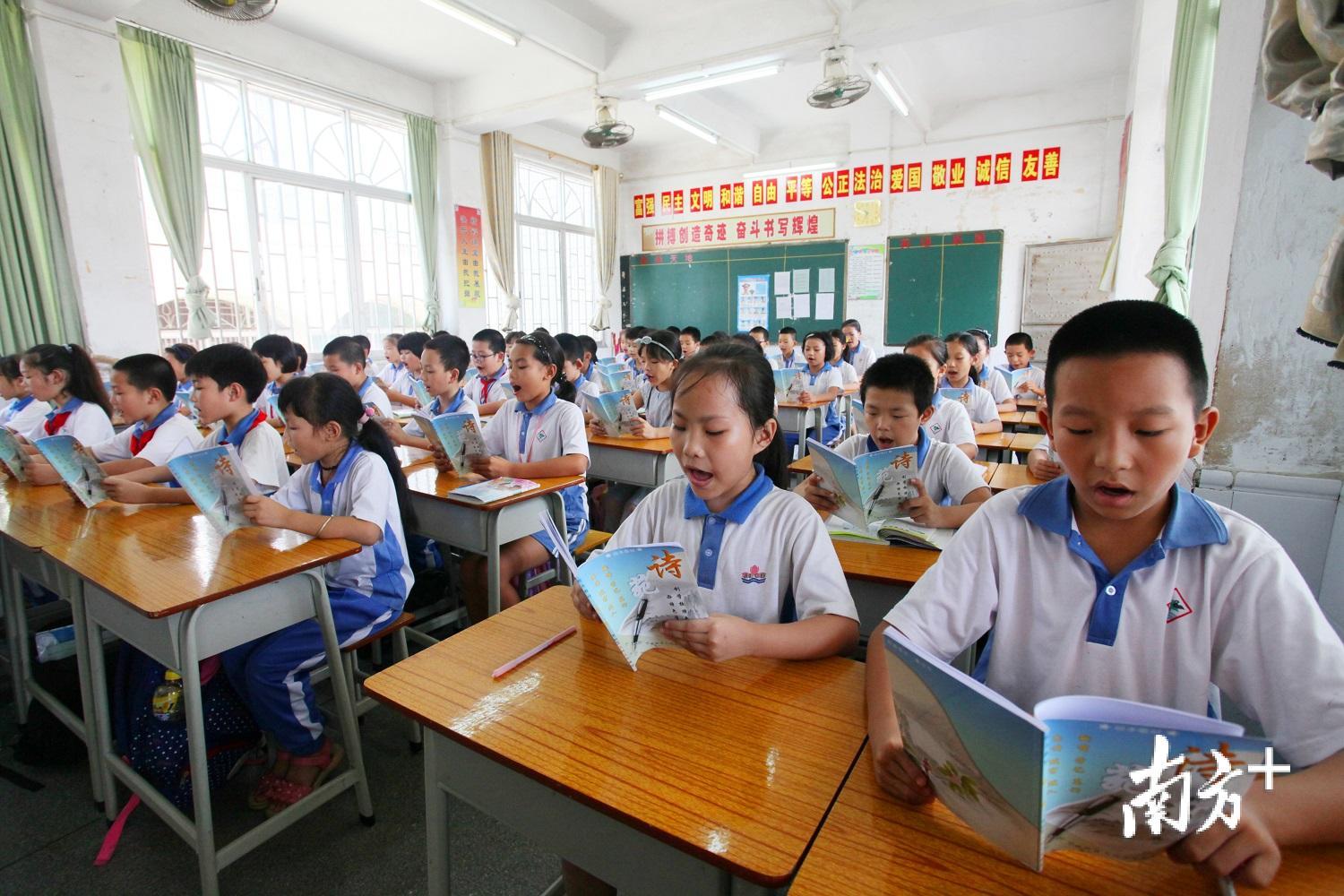 蕉岭县人民小学的学生正在朗诵诗歌。(林剑湧 摄) 蕉岭县人民小学的学生正在朗诵诗歌。(林剑湧 摄)