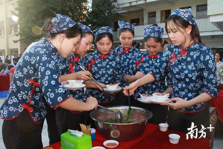 人们正在分享鲜甜的三及第汤。(林剑湧 摄) 人们正在分享鲜甜的三及第汤。(林剑湧 摄)