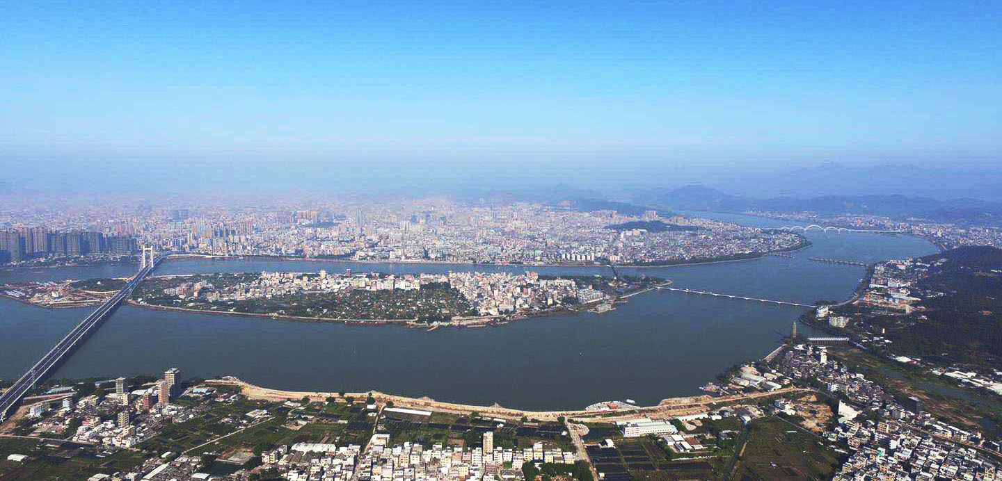 改革开放40年来，越来越多的大桥矗立在韩江之上。 潮州市交通局供图