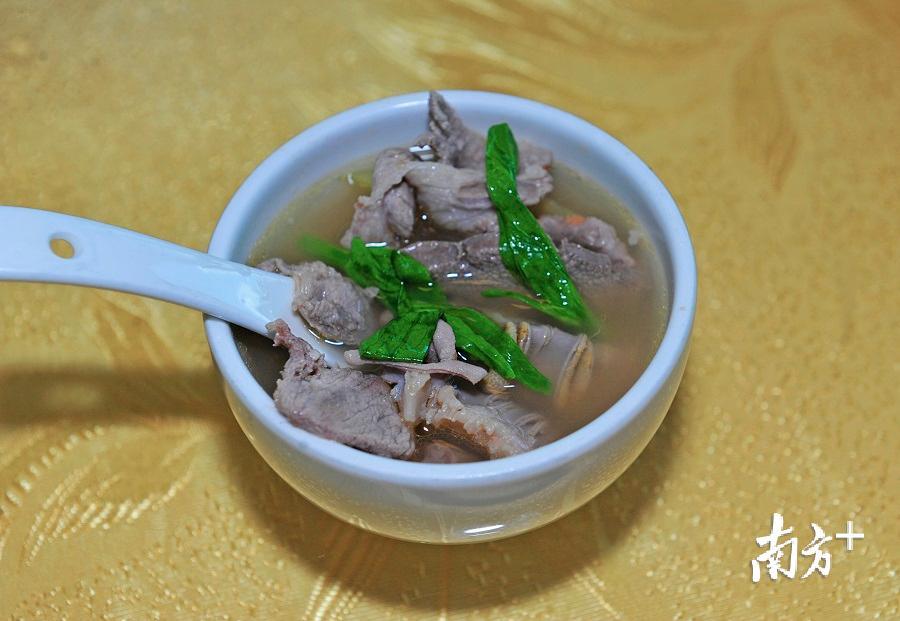 三及第主要由猪肝、瘦肉、猪粉肠组成。(何森垚 摄) 三及第主要由猪肝、瘦肉、猪粉肠组成。(何森垚 摄)