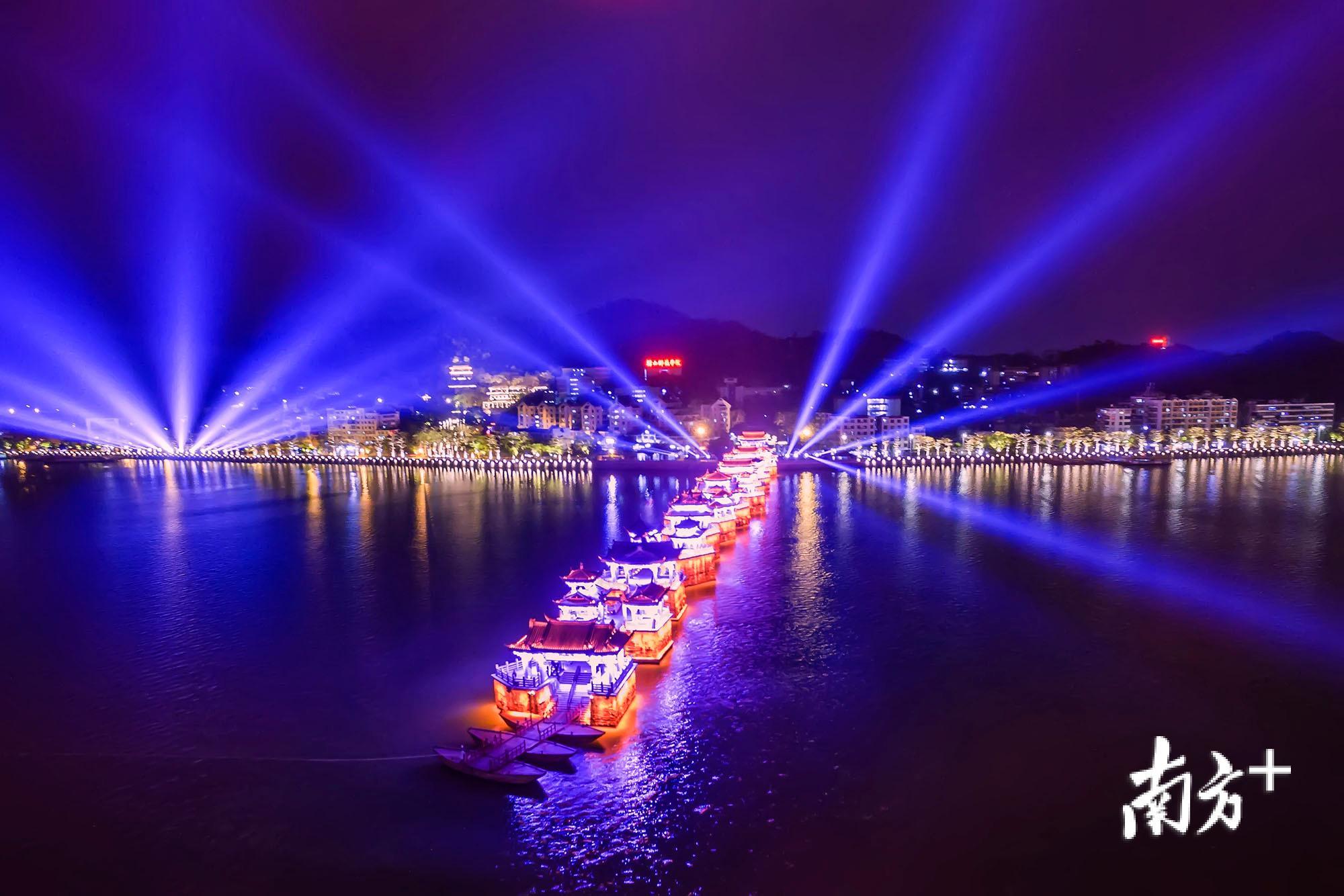 潮州古城夜色,广济桥灯光秀. 温亿中 摄