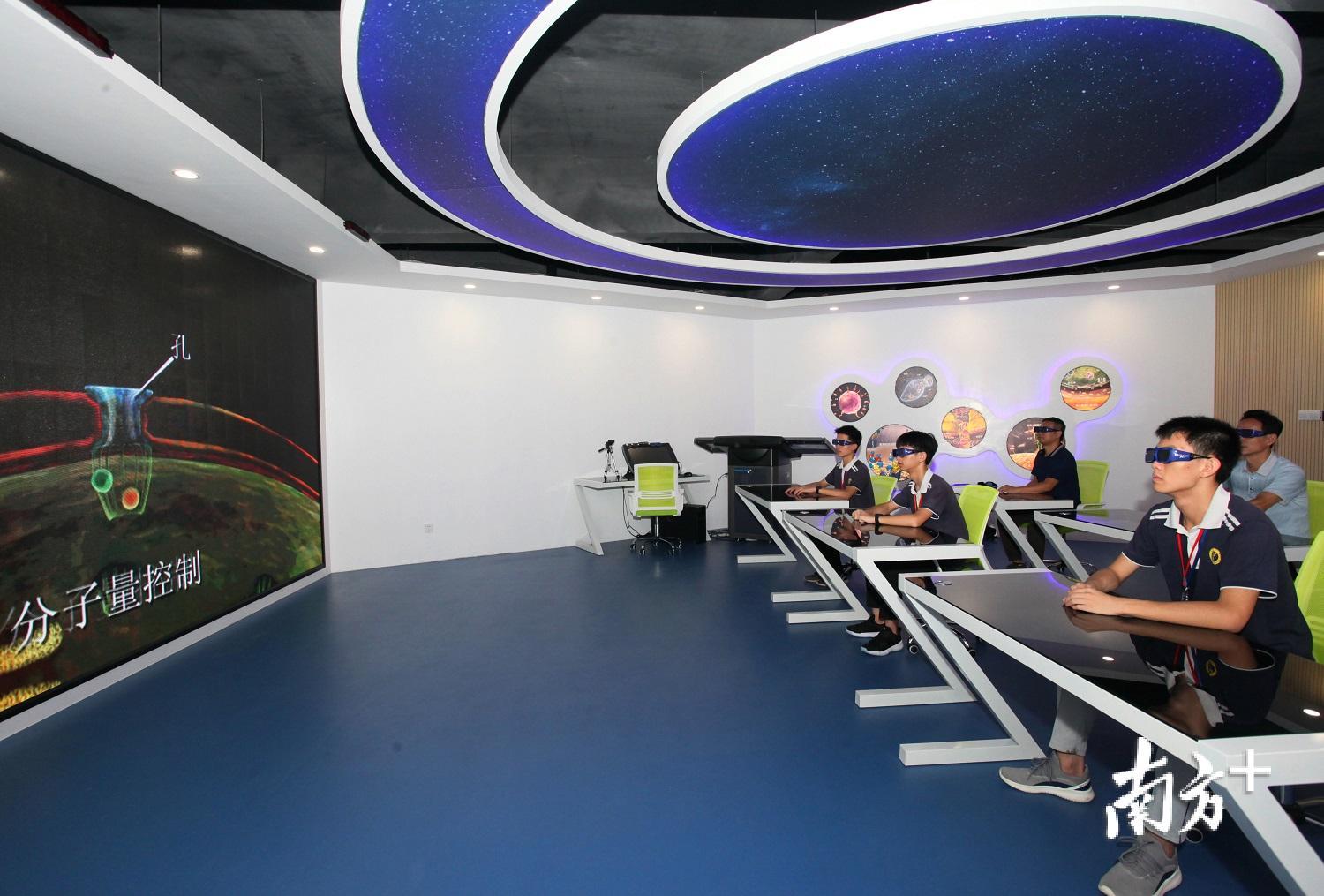 在蕉岭县教育展馆内设置了虚拟现实3d vr智慧教室.(林剑湧 摄)