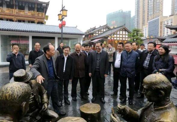 11月14日,常德市市委书记周德睿给代表团介绍常德河街情况。清远日报记者 吴明 摄 11月14日,常德市市委书记周德睿给代表团介绍常德河街情况。清远日报记者 吴明 摄