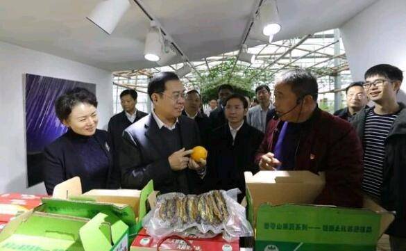 11月15日,在永州市委书记李晖的陪同下,代表团一行来到永州市香零山村调研参观。清远日报记者 吴明 摄 11月15日,在永州市委书记李晖的陪同下,代表团一行来到永州市香零山村调研参观。清远日报记者 吴明 摄