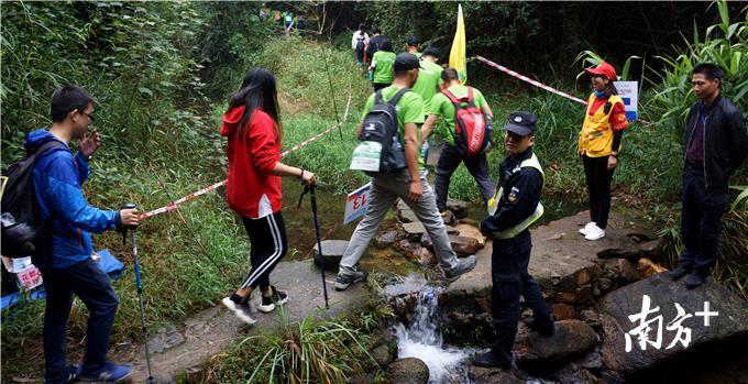 路线中有安全隐患的地方，都会有安保人员、志愿者、急救人员等工作人员在场。