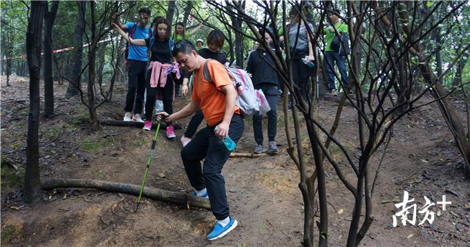 遇上极其陡峭的山路，步友们小心翼翼地往前“探”路。