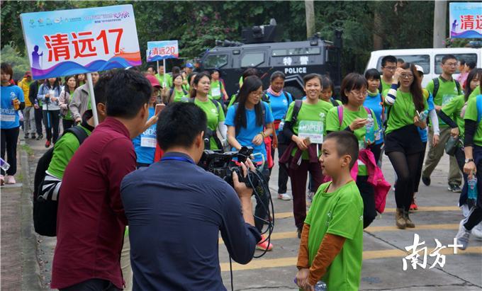 一位年龄较小的步友接受媒体采访。