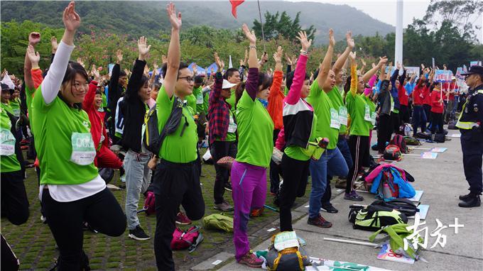 徒步前的热身运动。