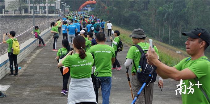 清远银盏水库风景优美，到达终点后的步友纷纷拍照留念。