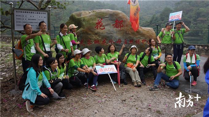 步友经过花都芙蓉嶂桃花水母自然保护区，停下来合影留念。