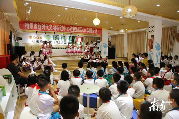 图为文明实践活动进校园经典诵读《声律启蒙》。