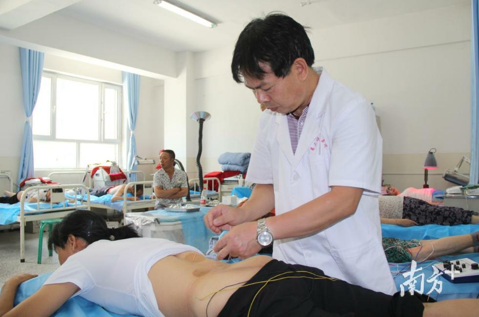 宁晓军正在为腰痛患者做电针治疗