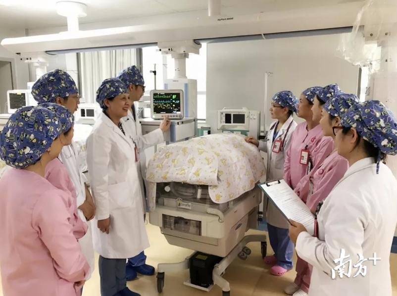 新生儿科教学查房。