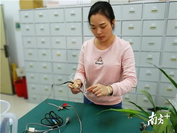叶颖在实验室向南方+讲解创新原理。