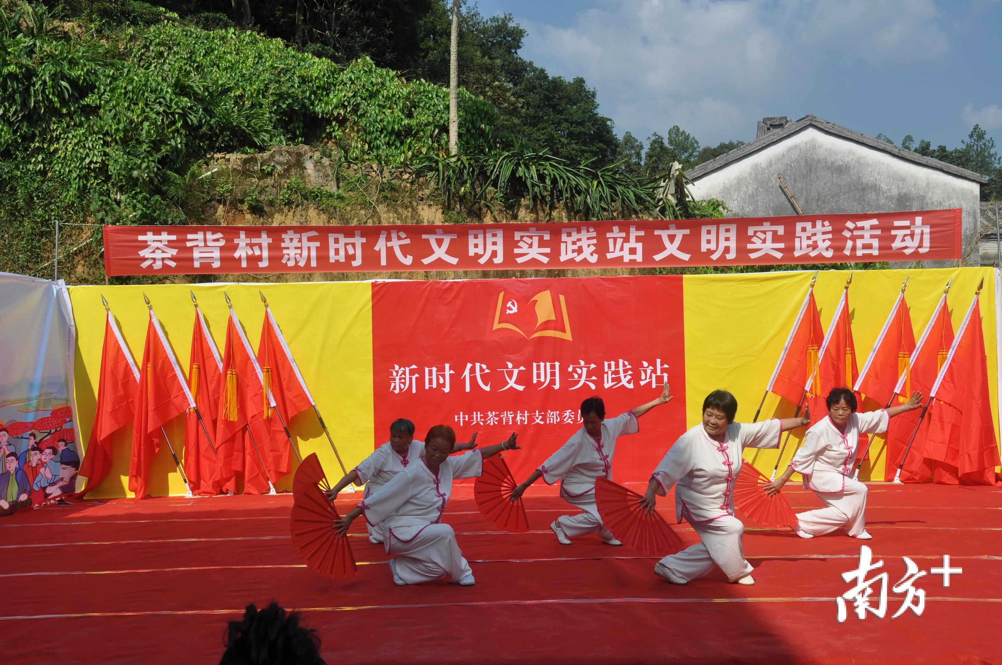留隍太极队太极舞表演《红梅赞》。