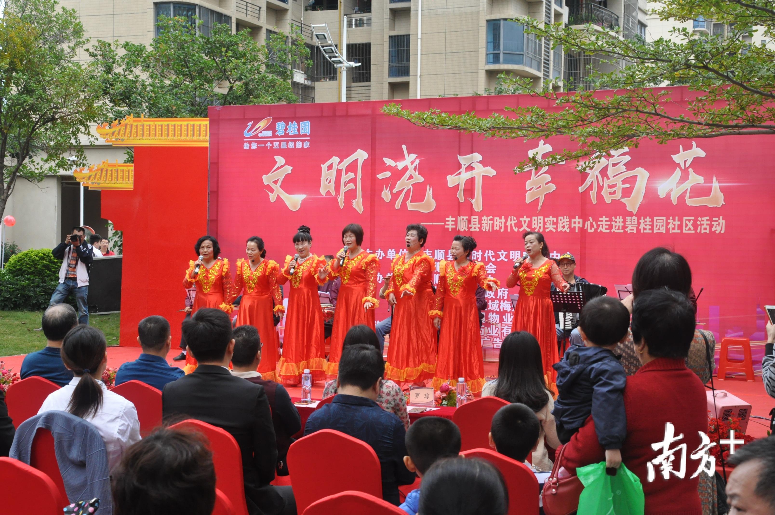 社区群众表演小组乐器伴唱《喜事好运滚滚来》。